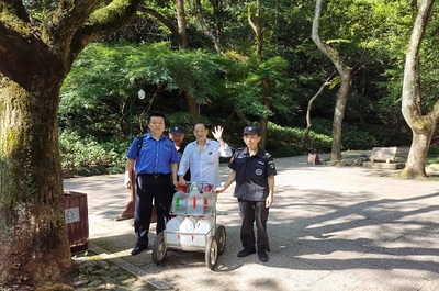 西湖景區(qū)提醒,高溫游覽戶外景點需謹防中暑